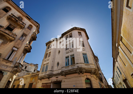 Vintage Gebäudefassaden in Alt-Havanna-Straße gegen blauen Himmel Stockfoto