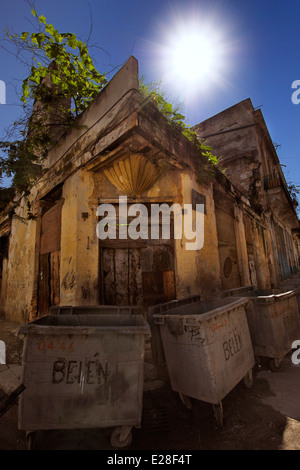 Detail der bröckelnden Fassade in Alt-Havanna gegen blauen Himmel Stockfoto