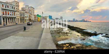 Panorama Blick auf Havanna Bucht und die Stadt Skyline entlang der Uferpromenade (Malecon) bei Sonnenuntergang Stockfoto