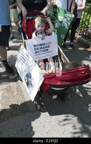 Fast 1.000 Menschen marschierten die zweite jährliche Brooklyn Bridge März und Rallye zu Ende Gun Gewalt jetzt 14. Juni 2014. Stockfoto