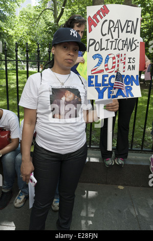 Frau bei Kundgebung für Waffenkontrolle in City Hall in New York trägt Bild von ihr 21 y.o Neffe, ein Opfer von Waffengewalt war. Stockfoto