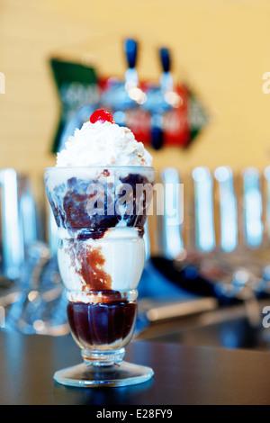 Hot Fudge Eisbecher Stockfoto