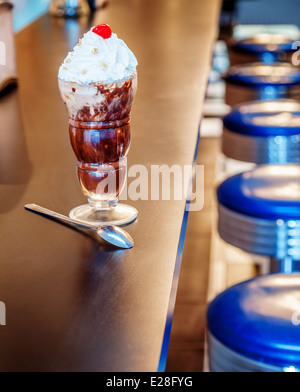 Hot Fudge Eisbecher Stockfoto