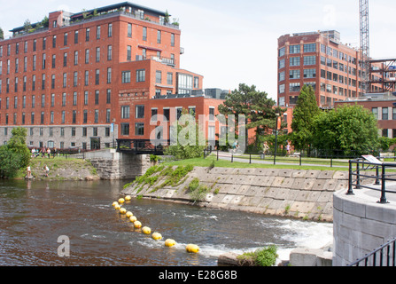Alte Industriebauten revitalisiert als Eigentumswohnungen entlang der Lachine-Kanal im Stadtteil Griffintown von Montreal Stockfoto