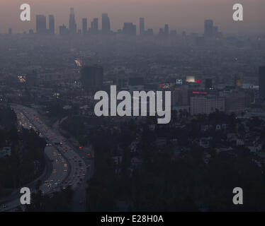 Los Angeles, Kalifornien, USA. 28. Januar 2014. Der Blick, Blick nach Süden über Los Angeles und die 101 Freeway aus den Hollywood Hills. Morgen Nebel, Smog, Nebel und eine marine Schicht sanft Glätten der Gebäude, Palmen und Wohnungen in dieser Ansicht mit LA Zentrum in der Ferne sehen. © David Bro/ZUMAPRESS.com/Alamy Live-Nachrichten Stockfoto