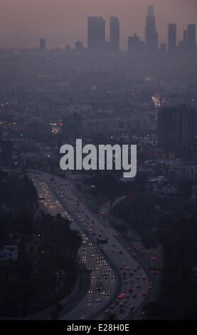 Los Angeles, Kalifornien, USA. 28. Januar 2014. Der Blick, Blick nach Süden über Los Angeles und die 101 Freeway aus den Hollywood Hills. Morgen Nebel, Smog, Nebel und eine marine Schicht sanft Glätten der Gebäude, Palmen und Wohnungen in dieser Ansicht mit LA Zentrum in der Ferne sehen. © David Bro/ZUMAPRESS.com/Alamy Live-Nachrichten Stockfoto