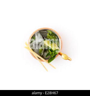 Gin Gin Mule (Moscow Mule w/Gin) in Kupfer Krug mit Garnierung von oben geschossen. Optionale Ausschnitt. Stockfoto