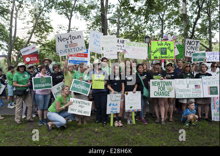 Newtown Bewohner der zweiten jährlichen Brooklyn Bridge März und 14. Juni 2014-Rallye zu Ende Waffengewalt. Stockfoto