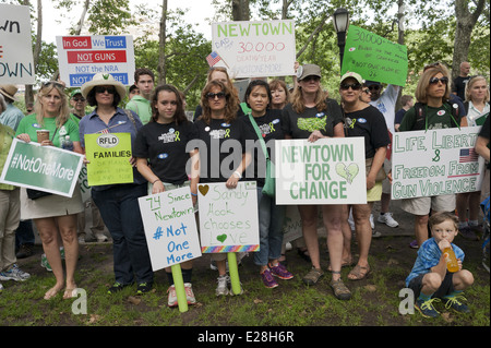 Einwohner und Überlebende von Newtown beim zweiten jährlichen Brooklyn Bridge March und der Kundgebung zur Beendigung der Waffengewalt am 14. Juni 2014 in NYC fordern Waffenreform. Stockfoto