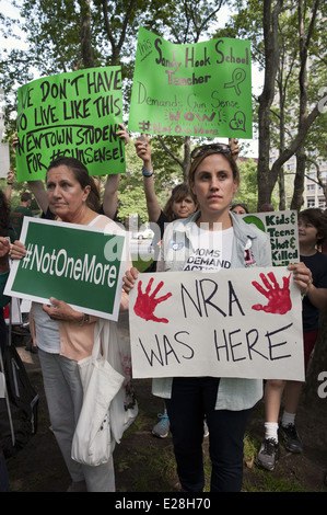 Einwohner von Newtown beim zweiten jährlichen Brooklyn Bridge March und der Kundgebung zur Beendigung der Waffengewalt am 14. Juni 2014 in New York City. Stockfoto