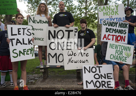 Einwohner von Newtown und Sandy Hook und Überlebende protestieren beim zweiten jährlichen Brooklyn Bridge March to End Gun Violence am 14. Juni 2014 gegen Waffengewalt. Stockfoto