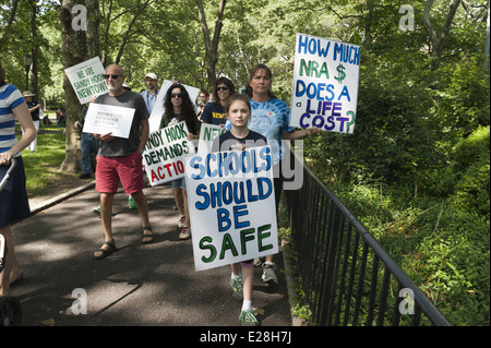 Newtown Bewohner der zweiten jährlichen Brooklyn Bridge März und 14. Juni 2014-Rallye zu Ende Waffengewalt. Stockfoto