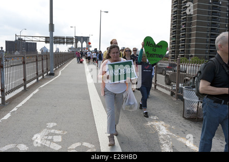 Newtown Bewohner der zweiten jährlichen Brooklyn Bridge März und 14. Juni 2014-Rallye zu Ende Waffengewalt. Stockfoto