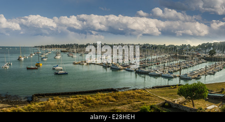 Blick auf die Boote im Hafen von la Trinite-Sur-Mer Stadt Stockfoto