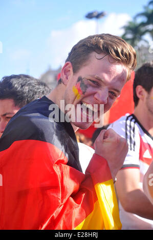 Sao Paulo, Brasilien. 16. Juni 2014. Unterstützer von Deutschland sehen, das Spiel gegen Portugal der Gruppe G der WM in den Raum von der Fifa Fan Fest im Tal Anhangabau Zentrum von São Paulo, südöstlichen Brasilien, am 16. Juni 2014. Deutschland gewann mit 4: 0. Bildnachweis: Dpa picture Alliance/Alamy Live News Stockfoto