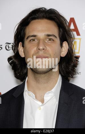 Los Angeles, CA, USA. 16. Juni 2014. Roberto Patino im Ankunftsbereich für Premiere von Schneiden Weltbank an der Los Angeles Film Festival (LAFF), Königliche Kinos LA Live, Los Angeles, CA 16. Juni 2014. Bildnachweis: Michael Germana/Everett Collection/Alamy Live-Nachrichten Stockfoto