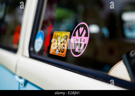 Love Bus Aufkleber im Fenster einen VW Campervan Stockfoto