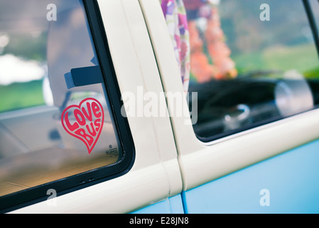 Love Bus Aufkleber im Fenster einen VW Campervan Stockfoto