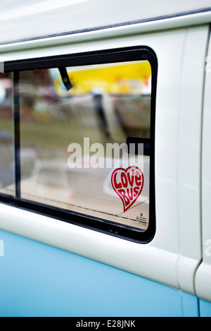 Love Bus Aufkleber im Fenster einen VW Campervan Stockfoto