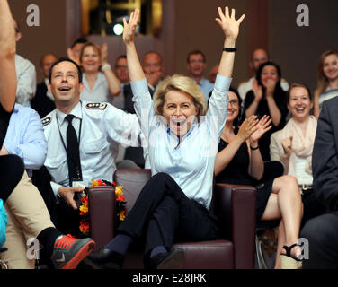 New York, USA. 16. Juni 2014. Bundesminister der Verteidigung Ursula von der Leyen (CDU C) feiert an Deutsches Haus, wo sie beobachtete, dass die FIFA WM Deutschland Vs Portugal, in New York, USA., 16. Juni 2014 übereinstimmen. Bildnachweis: Dpa picture Alliance/Alamy Live News Stockfoto