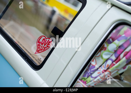 Love Bus Aufkleber im Fenster einen VW Campervan Stockfoto