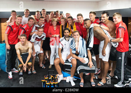 Salvador da Bahia, Brasilien. 16. Juni 2014. HANDOUT - zeigt ein Handout Bild auf 16. Juni 2014 zur Verfügung gestellten German Chancellor Angela Merkel (C) Besuch der deutschen Fußball-Nationalmannschaft in ihrem Umkleideraum nach ihrem Sieg von der FIFA Worl Cup Mach gegen Portugual in Salvador da Bahia, Brasilien. Bildnachweis: Dpa picture Alliance/Alamy Live News Stockfoto