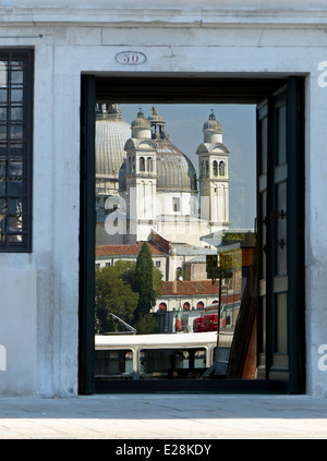 Ein Spiegelbild der eine Abwanderung in einem Fenster in Venedig Stockfoto