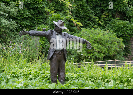 Vogelscheuche Bronzeskulptur in Kew Gardens. England Stockfoto