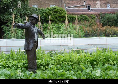 Vogelscheuche Bronzeskulptur in Kew Gardens. England Stockfoto