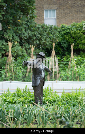 Vogelscheuche Bronzeskulptur in Kew Gardens. England Stockfoto