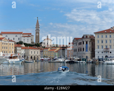 Blick auf Piran Hafen mit einem kleinen motor Boot in den Hafen in Richtung und ein Weckruf erstellen Stockfoto