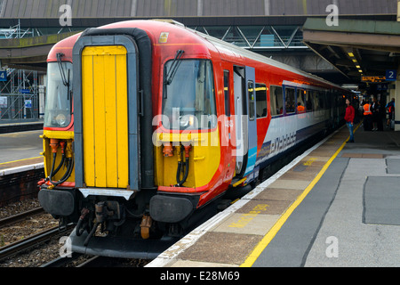 Gatwick Express Zug am Bahnhof Gatwick Airport. Stockfoto