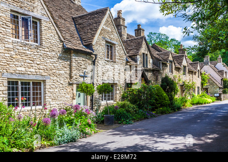 Eine Spur von ziemlich terrassenförmig angelegten Steinhäusern in Cotswold Dorf von Castle Combe in Wiltshire. Stockfoto