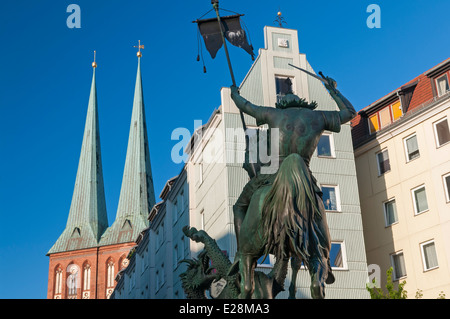 St. George und der Drache Statue mit St. Nikolaus Kirche Nikolaikirche Mitte Berlin Deutschland Stockfoto