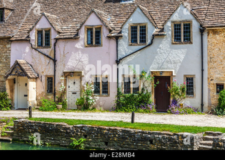 Eine Reihe von ziemlich terrassenförmig angelegten Hütten entlang des Flusses Bybrook in Cotswold Dorf von Castle Combe in Wiltshire. Stockfoto