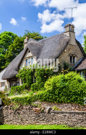Die malerische Reetdachhaus in Cotswold Dorf von Castle Combe in Wiltshire. Stockfoto