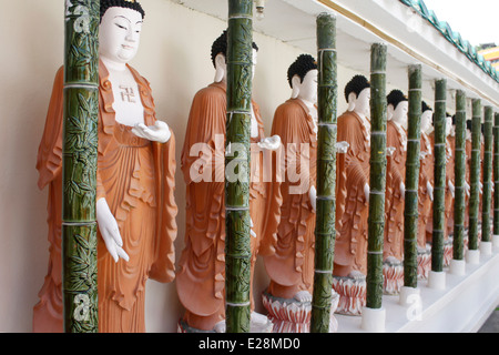 Hakenkreuz, Altartisch, Kek Lo Si Tempel, buddhistische Tempel, Air Itam Penang, Malaysia. Stockfoto