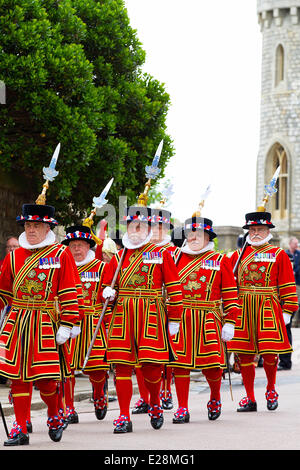 Windsor, UK. 16. Juni 2014. Beefeater in Windsor Castle bei der Bestellung des Dienstes Strumpfband in Windsor, Großbritannien, 16. Juni 2014. Bildnachweis: Dpa/Alamy Live-Nachrichten Stockfoto