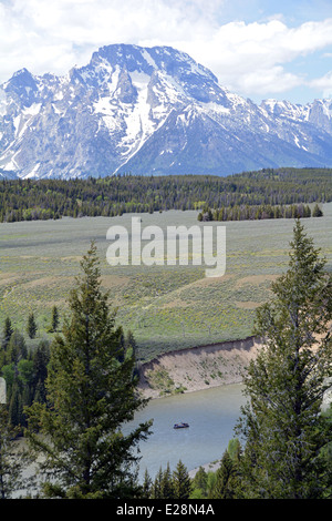 Ein Blick auf einem Floß mit Touristen auf dem Snake River im Grand Teton National Park in Wyoming. Mount Moran ist im Hintergrund. Stockfoto