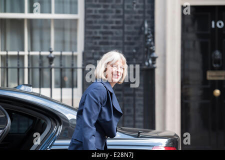 Downing Street, London, UK. 17. Juni 2014. Minister kommen in der Downing Street in London für die wöchentlichen Kabinettssitzung. Im Bild: Theresa May - Secretary Of State for the Home Department. Bildnachweis: Lee Thomas/Alamy Live-Nachrichten Stockfoto