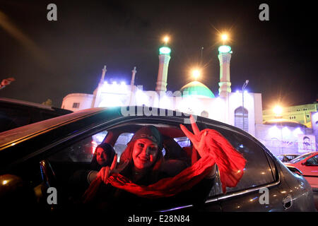 Teheran, Iran. 16. Juni 2014. Iranische Fußball-Fans jubeln nach dem Match zwischen dem Iran und Nigeria bei FIFA WM 2014, in Teheran, Hauptstadt des Iran, 16. Juni 2014. Das Spiel endete 0: 0. Bildnachweis: Ahmad Halabisaz/Xinhua/Alamy Live-Nachrichten Stockfoto