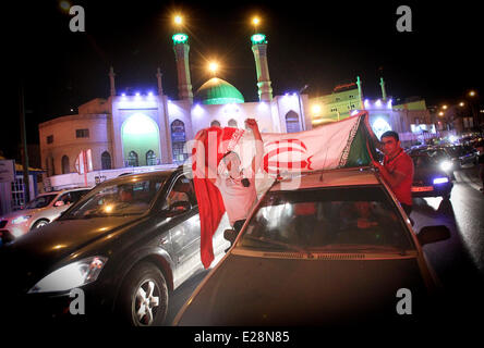 Teheran, Iran. 16. Juni 2014. Iranische Fußball-Fans jubeln nach dem Match zwischen dem Iran und Nigeria bei FIFA WM 2014, in Teheran, Hauptstadt des Iran, 16. Juni 2014. Das Spiel endete 0: 0. Bildnachweis: Ahmad Halabisaz/Xinhua/Alamy Live-Nachrichten Stockfoto