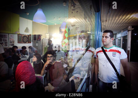 Teheran, Iran. 16. Juni 2014. Iranische Fußball-Fans reagieren, während gerade die im Fernsehen übertragene Spiel zwischen dem Iran und Nigeria bei FIFA WM 2014, in Teheran, der Hauptstadt des Iran, 16. Juni 2014. Das Spiel endete 0: 0. Bildnachweis: Ahmad Halabisaz/Xinhua/Alamy Live-Nachrichten Stockfoto