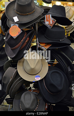 Viele Arten von Cowboy-Hüte für den Verkauf in Beaver Creek Hut & Leder in Jackson Hole, Wyoming. Stockfoto