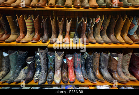 Viele Arten der Cowboy-Stiefel zu verkaufen in Beaver Creek Hut & Leder in Jackson Hole, Wyoming. Stockfoto