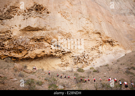 16. November 2013 Gruppe der Wanderer in der Schlucht bei Piedra Parada, in der Nähe von Gualjaina, Chubut, Patagonien, Argentinien Stockfoto