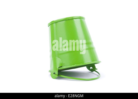 Grüne Blecheimer isoliert auf einem weißen Hintergrund. Stockfoto