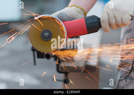 Funken fliegen Metall Trennscheibe abrasiv. Stockfoto