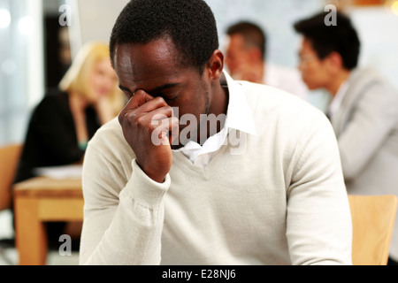 Afrikanische amerikanische Geschäftsmann müde im Büro Stockfoto