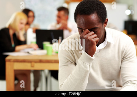 Afrikanische amerikanische Geschäftsmann müde im Büro Stockfoto